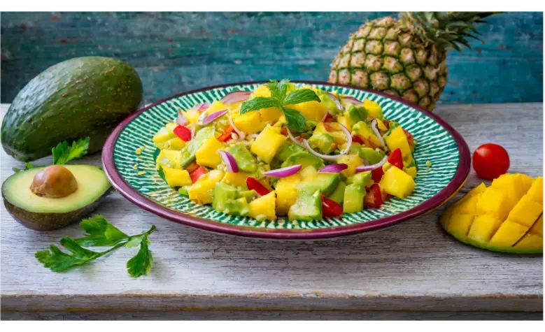 Ensalada de aguacate, piña y mango