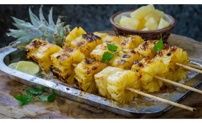 Brochetas de piña a la parrilla