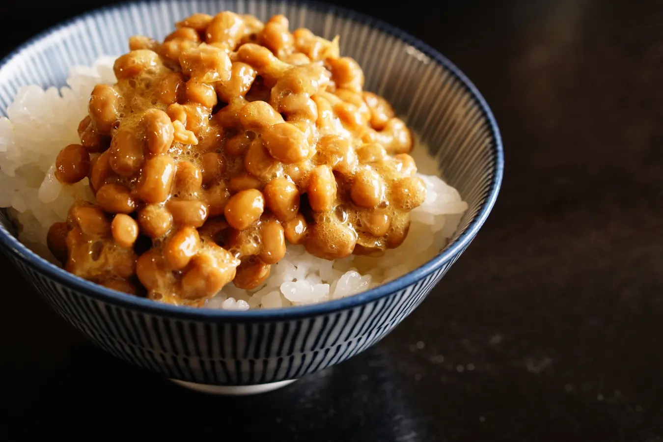 Nattō servido en plato tradicional