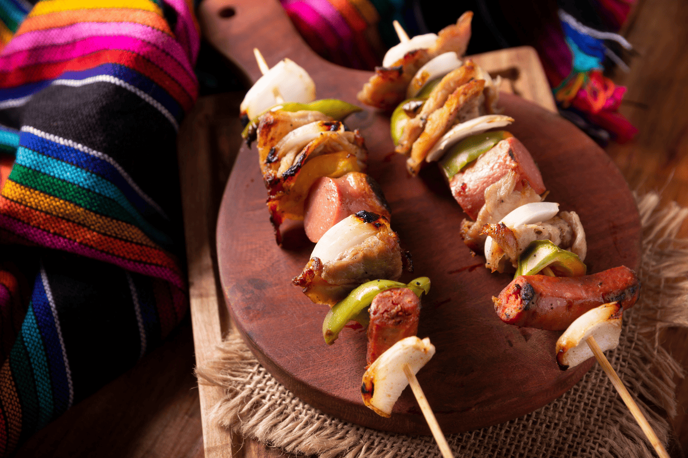 Brocheta de carne y verduras asadas